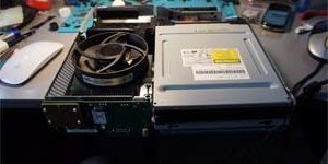 Процесс ремонта игровой приставки Xbox 360 в мастерской Процесс ремонта игровой приставки Xbox 360